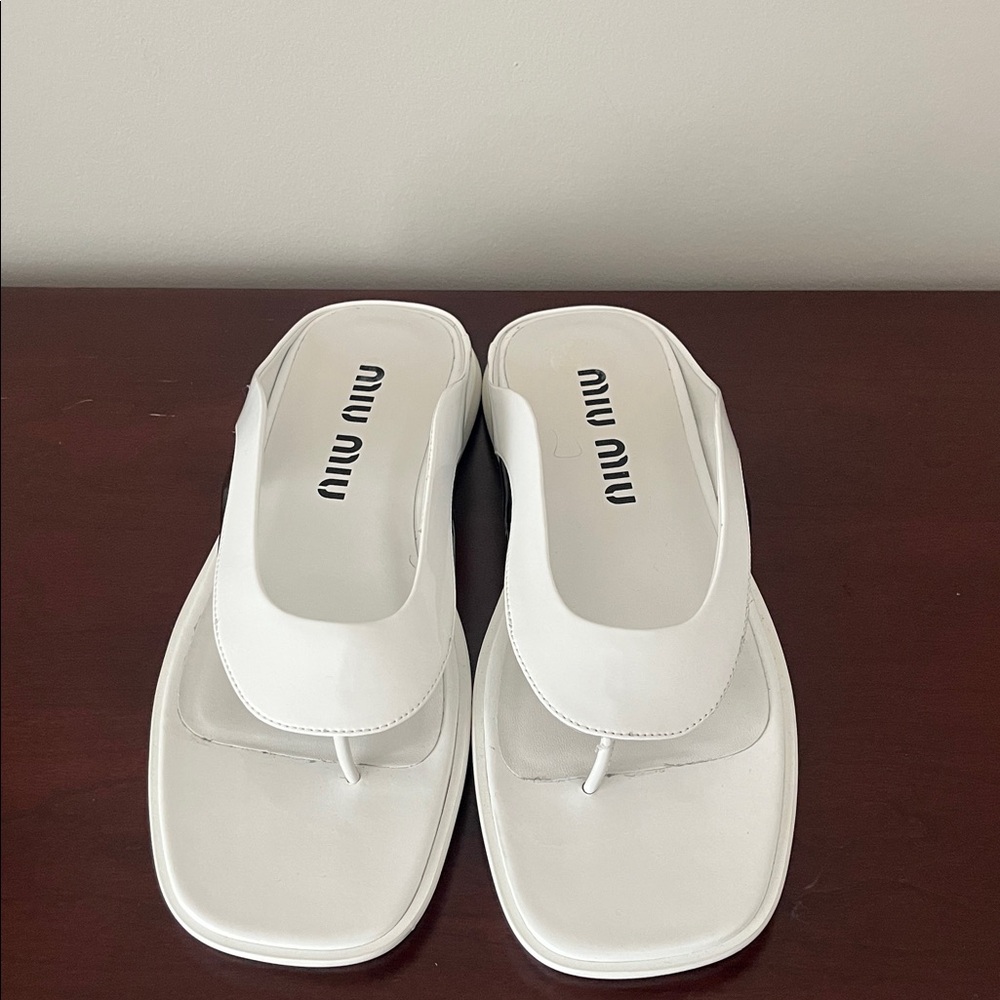 MIU MIU NWOT AUTHENTIC VERNICE TECH FLAT THONG SANDALS WHITE and BLACK 39.5 - Picture 2 of 7